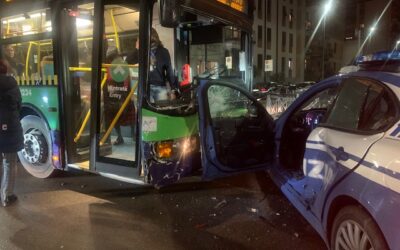 Bus conto auto della Polizia. Traffico bloccato in via 24 Maggio