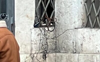 Svelato il mistero della ciabatta di Palazzo Barbieri
