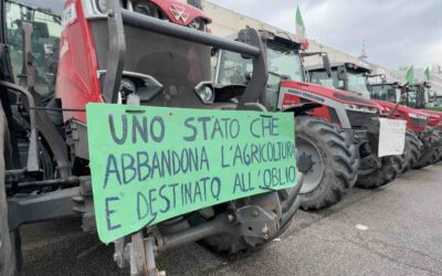 Tornano i trattori: “Le nostre aziende stanno andando in malora”