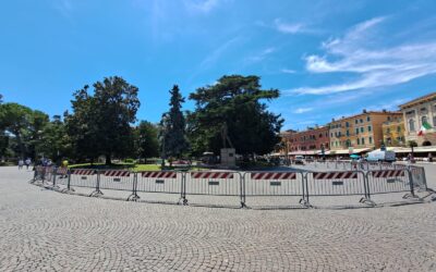 Cedro di piazza Bra, possibile sollevamento della zolla radicale: area transennata in attesa della perizia