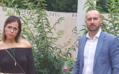 Golosine, paura e degrado: bambini trovano un coltello nei giardini della parrocchia. La Lega attacca il Comune