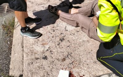 Cade per il marciapiede sconnesso a Ponte Catena
